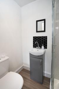 Cosy Studio 2,Near University - by Holiday Homes