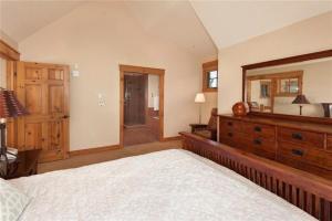 Private 3 Bedroom Townhome Located In East Keystone With Access To A Firepit, Hot Tub, And Billiards