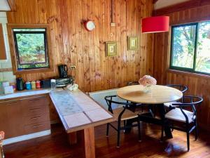 Cabaña entre árboles