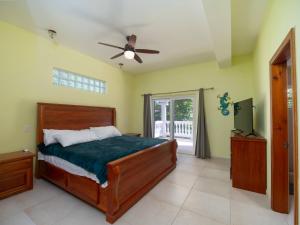 Casa Alegre- Heart of Tres Cocos Area across from Truck Stop by Stay Floreo