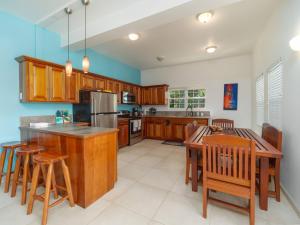 Casa Alegre- Heart of Tres Cocos Area across from Truck Stop by Stay Floreo