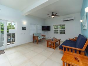 Casa Alegre- Heart of Tres Cocos Area across from Truck Stop by Stay Floreo