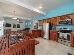 Casa Alegre- Heart of Tres Cocos Area across from Truck Stop by Stay Floreo