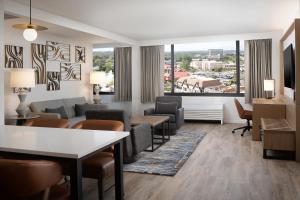 Parlor, 1 King or 2 Queen room in Sheraton Westport Plaza
