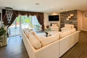 Luxurious 3BR-2BA Oasis with Private Pool - FR-WHI - Lakeside Park