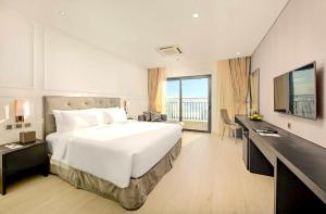 Phòng Deluxe Giường Đôi Với Ban Công và Tầm Nhìn Ra Biển (Deluxe Double Room with Balcony and Sea View)
