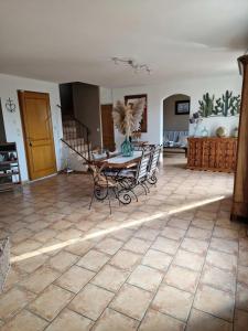 Villas Villa provencale a Arles avec piscine privee et vue jardin. : photos des chambres