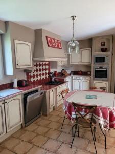 Villas Villa provencale a Arles avec piscine privee et vue jardin. : photos des chambres