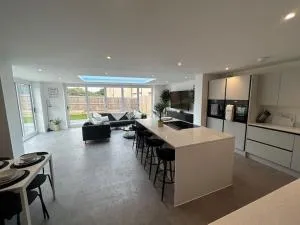 Luxury 4 bedroom house - Hambrook