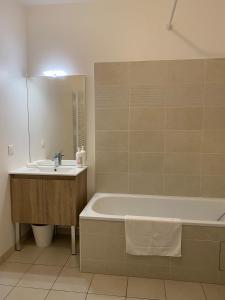 Spacieux appart terrasse métro hôpital 4pers wifi