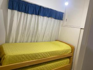 Departamento excelente, 3 ambientes en Caballito, balcón a la calle 4 personas