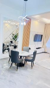 Elegant Lavington 1Bed with Pool, Private Cinema & Garden