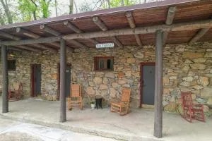 The Furry Lodge Double Ste 2&3 - Waynesville