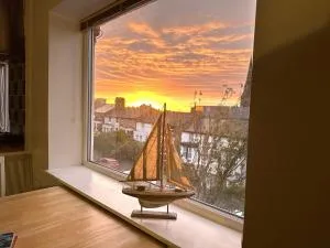 Bright Seaside Apartment with Stunning River Views - 新布赖顿