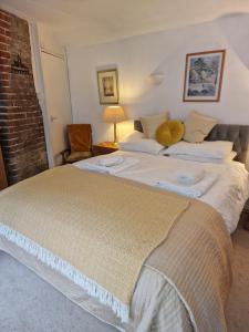 The Old Dairy, comfy 1 bedroom apartment with lounge,bathroom and kitchenette near town, pubs and walks