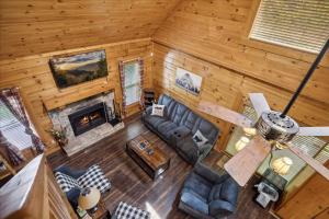 Golden Grizzly by Beyond Expectations w Hot Tub