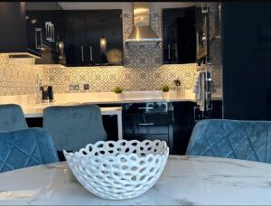 Malahide Dublin Airport Superior Large Serviced Apartment - Sleeps 6