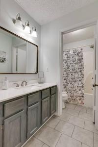 Beautiful 3 Bedroom- free parking 2M to Broadway