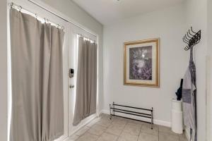 Beautiful 3 Bedroom- free parking 2M to Broadway