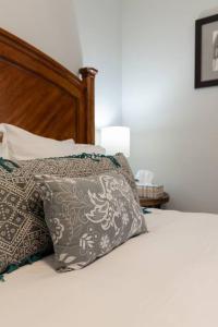 Beautiful 3 Bedroom- free parking 2M to Broadway