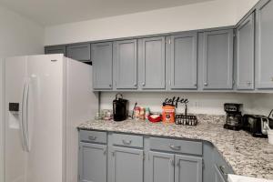 Beautiful 3 Bedroom- free parking 2M to Broadway