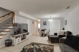 Lovely 2 BDR Condo with Balcony 2M to Broadway