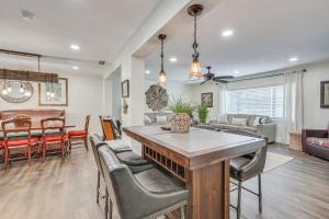 Game Room! Group Getaway 7 Mi to Adventure Island