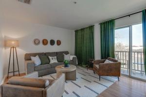 Splash & Explore Riverfront Near Broadway