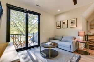 Tranquil Lakefront Carriage House with Dock