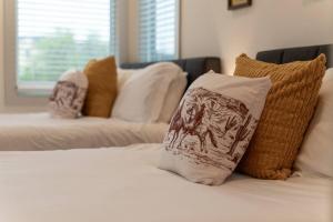 Chic Condo, 2mi to Downtown, Sleeps 8, by Geodis