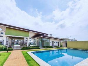 King Bed, Big Kitchen, Fast WiFi, Near Airport