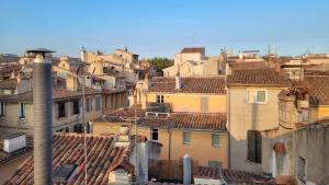 Appartement duplex sur les toits dAix avec terrasse ensoleillée