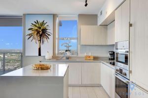 High Floor 3BR - 2BA - Resort Fees & Parking Incl