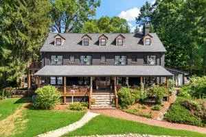 Peri Social House - Swannanoa