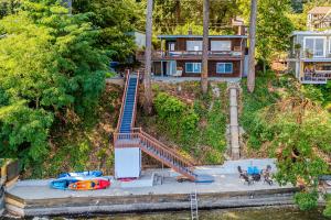 Waterfront Vashon Island Home, Beach Access and View
