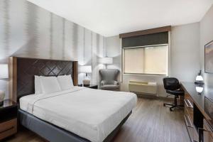 Queen Room with Roll-in Shower - Non-Smoking/Disability Access room in Best Western Holiday Hills