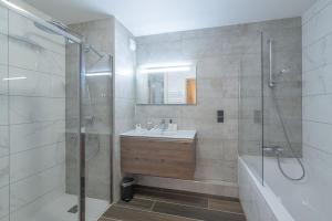 Appartements Alpe d'Huez Houses - Chez Lydia - Fermes de l'Alpe - 104m2 d'espace et de confort pour 6 : photos des chambres