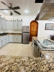 Casa de 5 habitaciones con baño privado cada una, todas las comodidades