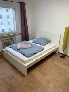 Helles Zimmer in Wohnung mit Balkon - Linsengericht