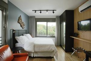 Estúdio frente Parque da Redenção com vista e piscina