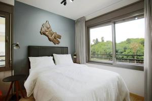 Estúdio frente Parque da Redenção com vista e piscina