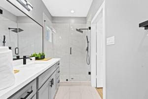 Downtown Luxe Retreat - King Bed, Pool, Pong, Billiards, Grill & FREE Coffee