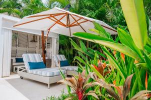 Tropical Oasis with cook and Housekeeping service INCLUDED Private Pool BBQ Beach Access