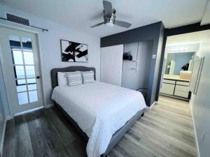 The Downtown Blue Bungalow Escape