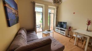 Downtown Porto with PARKING next to subway