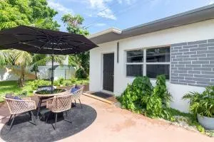 Serene Cottage Retreat, Ideal for Couples & Solo - North Bay Village