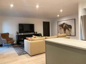 3Bdr in the heart of lions head Ski locker