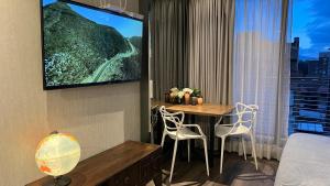 Apartment with hotel amenities, coworking, room service, gym