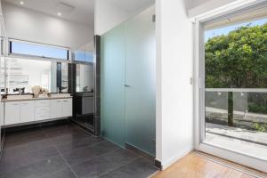 Surfside Villa - 50m to beach access, heated pool