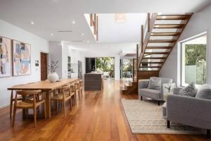 Surfside Villa - 50m to beach access, heated pool